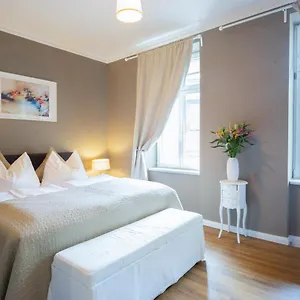 https://leipzig-suites-apartment-lindenau-luxus-im-kietz-mit-balkon.bestleipzighotels.com